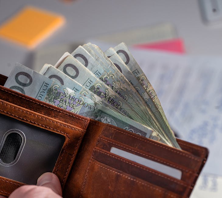 Técnico realizando auditoría con cámara infrarroja en cubierta industrial con paneles solares